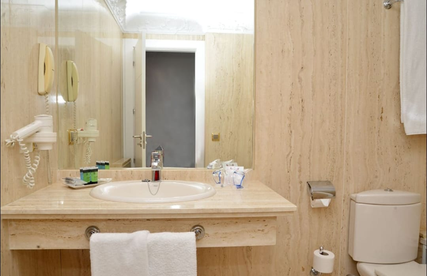 Hotel económico en Urbanización 16 de Julio Apolo